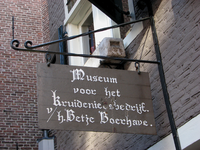 819360 Afbeelding van het uithangbord van het Museum voor het Kruideniersbedrijf v.h. Betje Boerhave (Hoogt 6) te Utrecht.